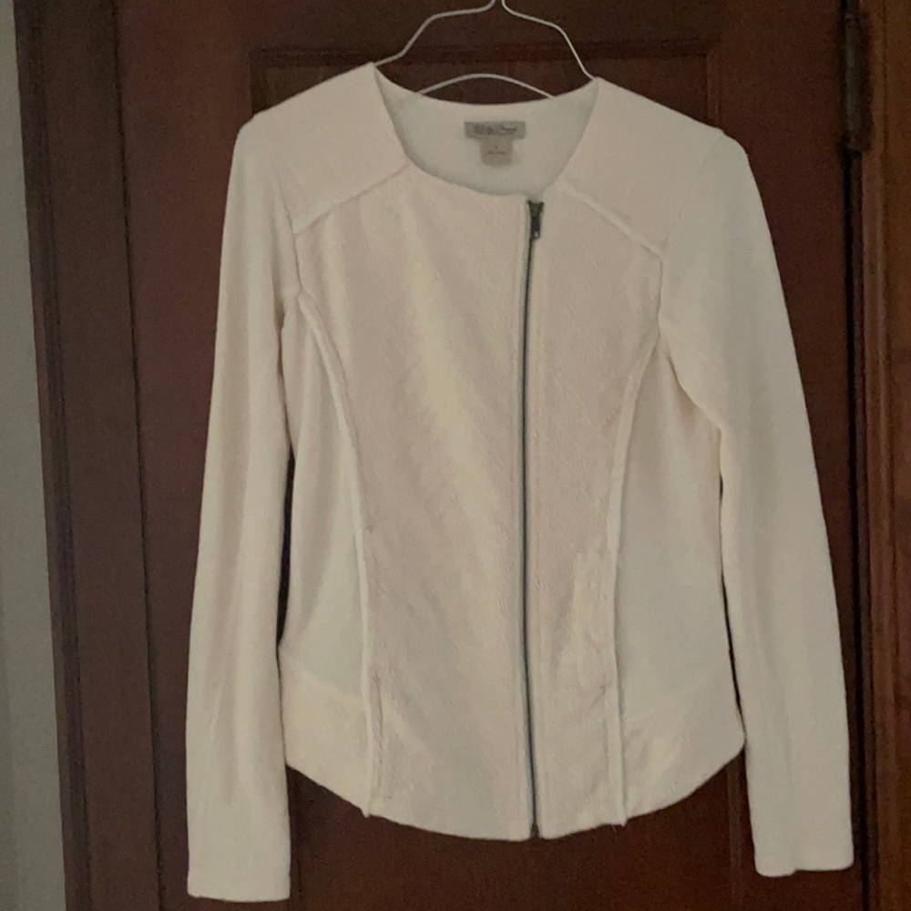 Lucky brand fitted jacket made of your 100%comfortable cotton. Wonderful detail!